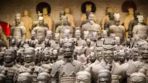 Terrakotta Krieger Man steht vor einem riesengrossen Graben mit unzähligen Soldaten. Alle schauen in dieselbe Richtung.